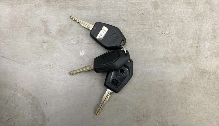 2019 Mahindra TUV300 T10, Diesel, Manual, 75,342 km, Key Close Up