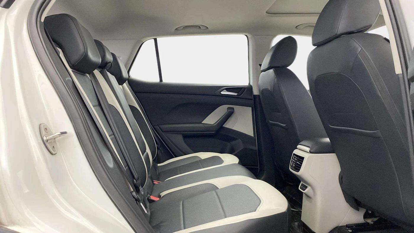 2021 Volkswagen TAIGUN TOPLINE 1.0 TSI AT, Petrol, Automatic, 62,949 km, Right Side Rear Door Cabin