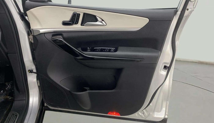 2023 Mahindra XUV700 AX 7 D AT 7 STR, Diesel, Automatic, 17,687 km, Driver Side Door Panels Control