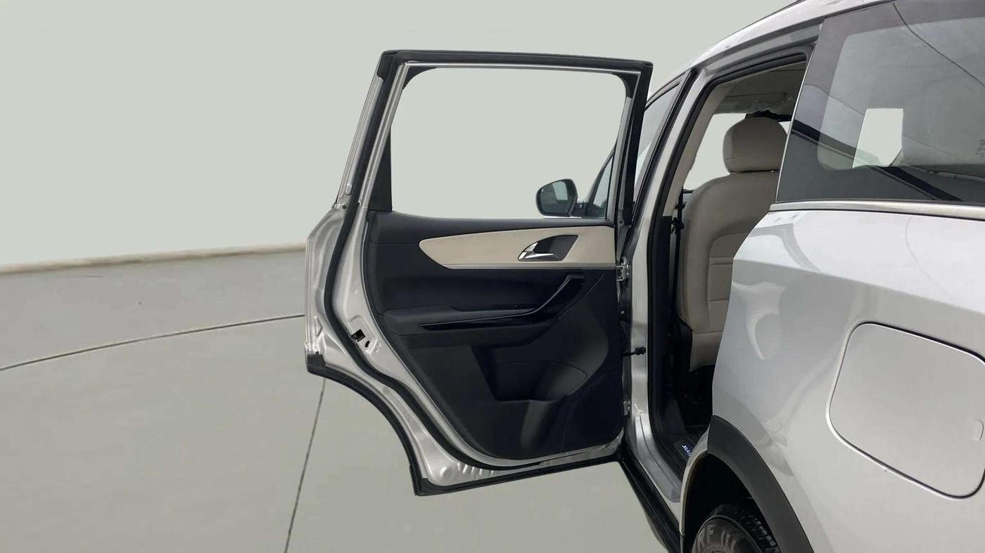 2023 Mahindra XUV700 AX 7 D AT 7 STR, Diesel, Automatic, 17,687 km, LHS Rear Door