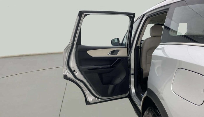 2023 Mahindra XUV700 AX 7 D AT 7 STR, Diesel, Automatic, 17,687 km, LHS Rear Door