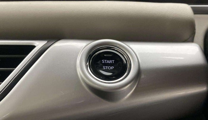 2023 Mahindra XUV700 AX 7 D AT 7 STR, Diesel, Automatic, 17,687 km, Keyless Start/ Stop Button