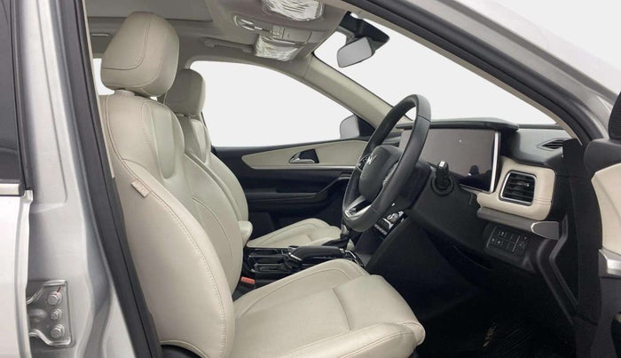 2023 Mahindra XUV700 AX 7 D AT 7 STR, Diesel, Automatic, 17,687 km, Right Side Front Door Cabin