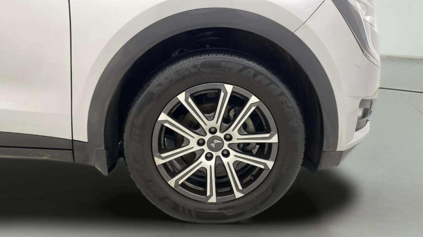 2023 Mahindra XUV700 AX 7 D AT 7 STR, Diesel, Automatic, 17,687 km, Right Front Wheel