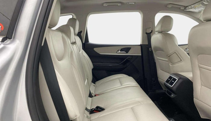 2023 Mahindra XUV700 AX 7 D AT 7 STR, Diesel, Automatic, 17,687 km, Right Side Rear Door Cabin