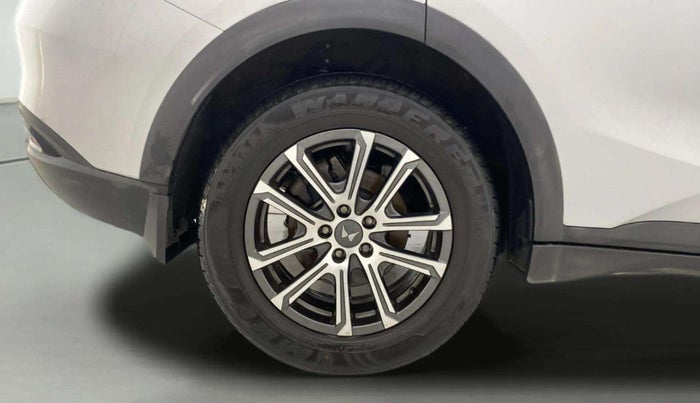 2023 Mahindra XUV700 AX 7 D AT 7 STR, Diesel, Automatic, 17,687 km, Right Rear Wheel