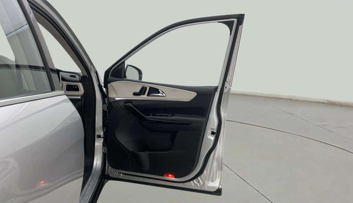 2023 Mahindra XUV700 AX 7 D AT 7 STR, Diesel, Automatic, 17,687 km, RHS Front Door
