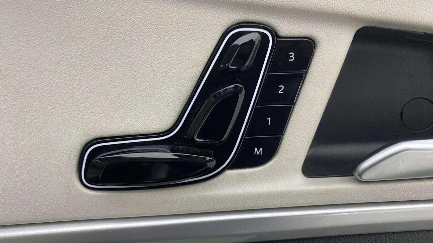 2023 Mahindra XUV700 AX 7 D AT 7 STR, Diesel, Automatic, 17,687 km, Driver Side Adjustment Panel