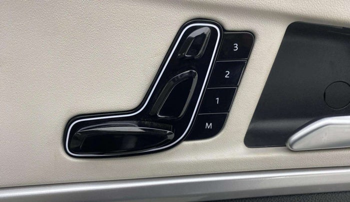 2023 Mahindra XUV700 AX 7 D AT 7 STR, Diesel, Automatic, 17,687 km, Driver Side Adjustment Panel