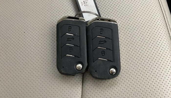 2021 Mahindra XUV300 W8 (O) 1.5 DIESEL, Diesel, Manual, 85,374 km, Key Close Up