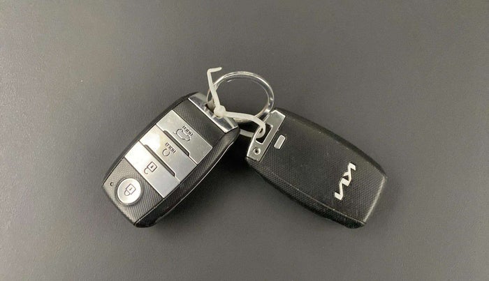 2023 KIA CARENS PRESTIGE PLUS 1.5 PETROL DCT 7 STR, Petrol, Automatic, 27,100 km, Key Close Up