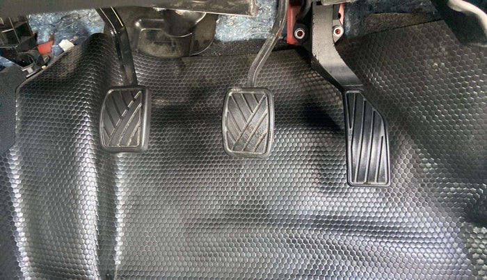 2023 Maruti BREZZA ZXI + SMART HYBRID, Petrol, Manual, 8,561 km, Pedals