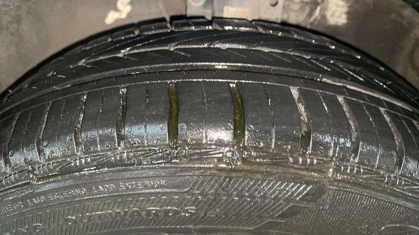 2017 Volkswagen Vento HIGHLINE PETROL AT, Petrol, Automatic, 14,405 km, Left Front Tyre Tread