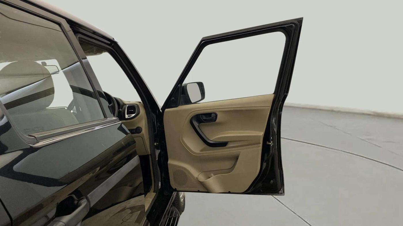 2024 Mahindra BOLERO NEO N 8, Diesel, Manual, 12,126 km, RHS Front Door