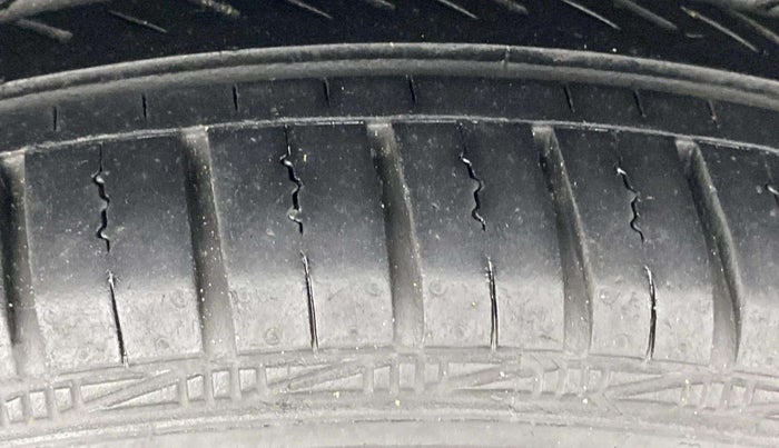 2014 Volkswagen Vento HIGHLINE PETROL AT, Petrol, Automatic, 52,530 km, Left Rear Tyre Tread
