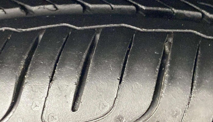2014 Volkswagen Vento HIGHLINE PETROL AT, Petrol, Automatic, 52,530 km, Right Front Tyre Tread