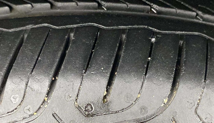 2014 Volkswagen Vento HIGHLINE PETROL AT, Petrol, Automatic, 52,530 km, Left Front Tyre Tread