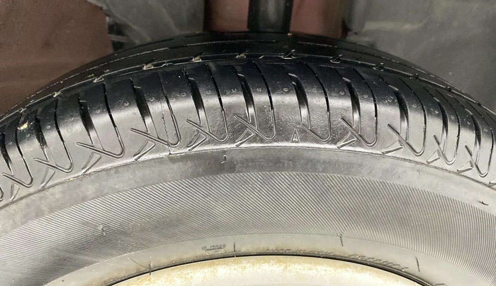 2017 Renault Kwid RXL, CNG, Manual, 65,348 km, Right Front Tyre Tread