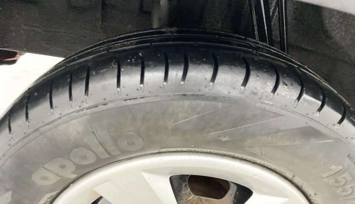 2017 Renault Kwid RXL, CNG, Manual, 65,348 km, Right Rear Tyre Tread
