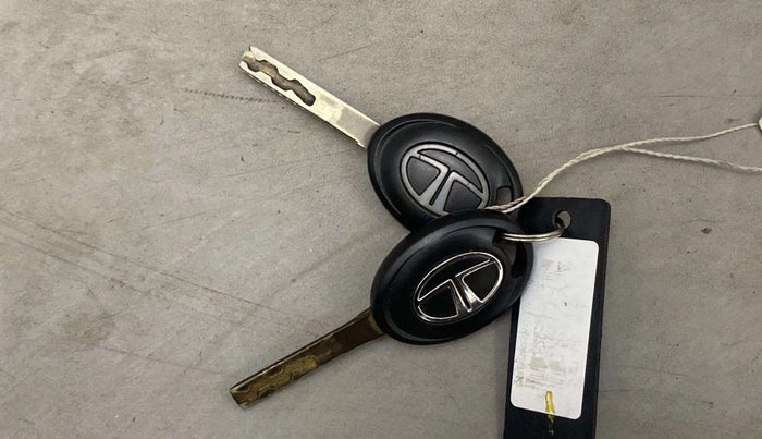 2022 Tata Tiago XM CNG, CNG, Manual, 44,239 km, Key Close Up