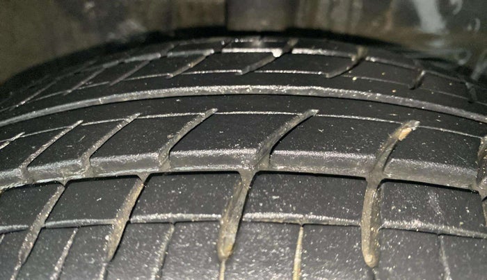2012 Toyota Etios G, Petrol, Manual, 65,705 km, Right Front Tyre Tread