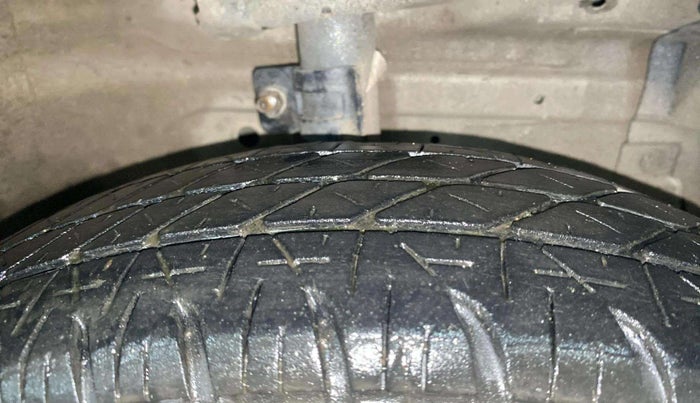 2016 Maruti Swift Dzire VXI, CNG, Manual, 91,055 km, Right Front Tyre Tread