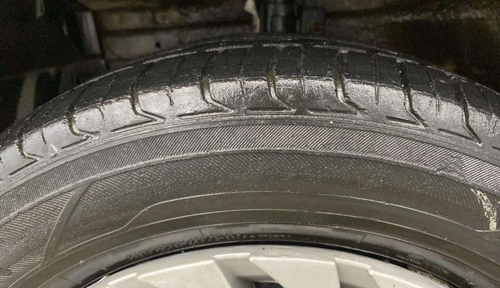 2015 Maruti Swift VXI, Petrol, Manual, 50,033 km, Left Front Tyre Tread
