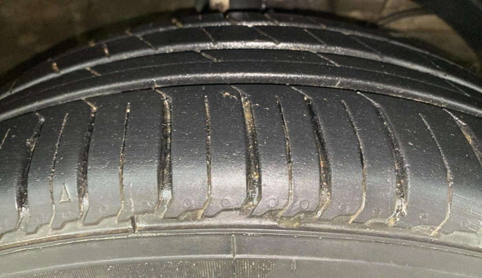 2017 Maruti Dzire ZXI, Petrol, Manual, 1,00,368 km, Right Front Tyre Tread