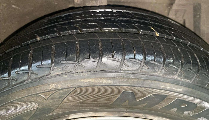 2015 Maruti Ertiga VXI CNG, CNG, Manual, 24,340 km, Right Front Tyre Tread