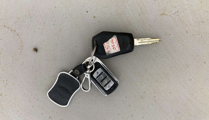 2017 Mahindra Kuv100 K2 D 6 STR, Diesel, Manual, 41,416 km, Key Close Up