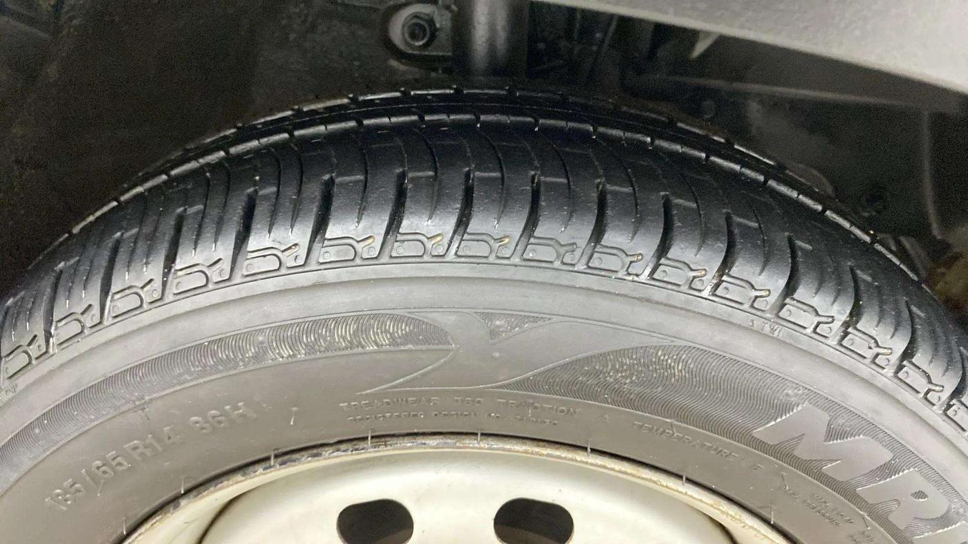 2017 Mahindra Kuv100 K2 D 6 STR, Diesel, Manual, 41,605 km, Right Front Tyre Tread