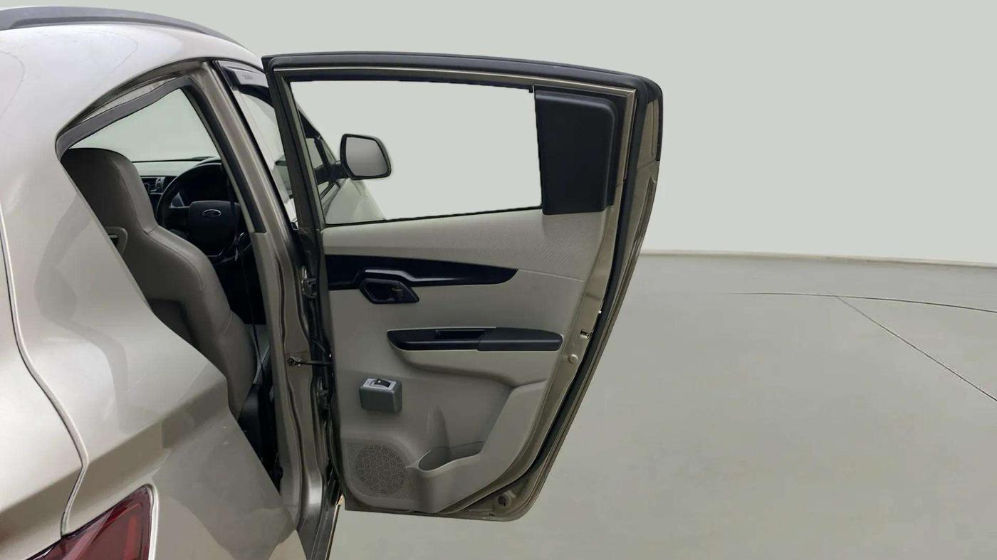 2017 Mahindra Kuv100 K2 D 6 STR, Diesel, Manual, 41,605 km, RHS Rear Door