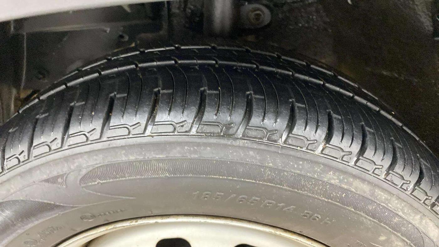 2017 Mahindra Kuv100 K2 D 6 STR, Diesel, Manual, 41,605 km, Left Front Tyre Tread