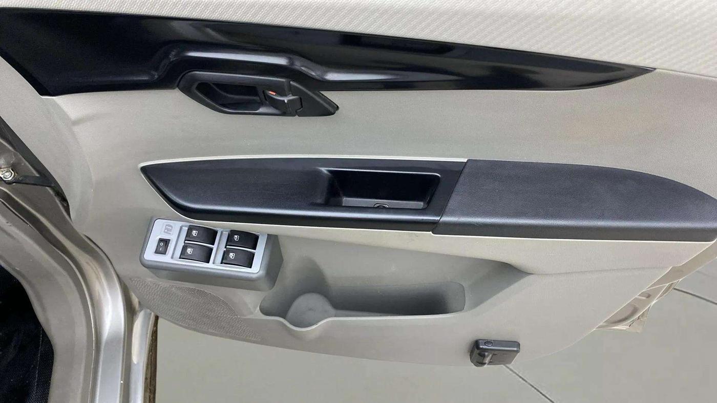 2017 Mahindra Kuv100 K2 D 6 STR, Diesel, Manual, 41,605 km, Driver Side Door Panels Control