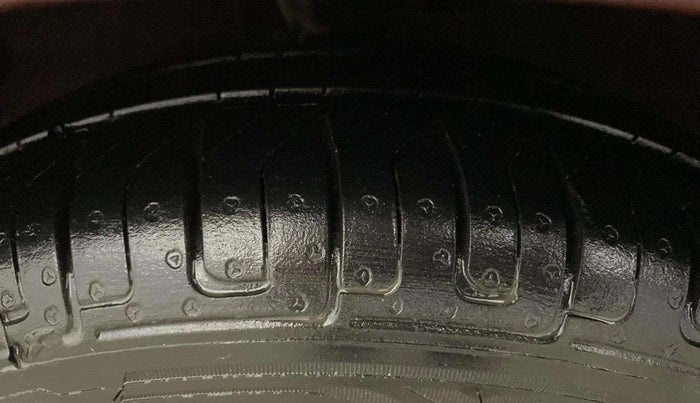 2014 Hyundai i10 MAGNA 1.1, Petrol, Manual, 25,313 km, Left Front Tyre Tread