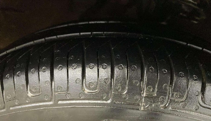 2014 Hyundai i10 MAGNA 1.1, Petrol, Manual, 25,313 km, Right Front Tyre Tread