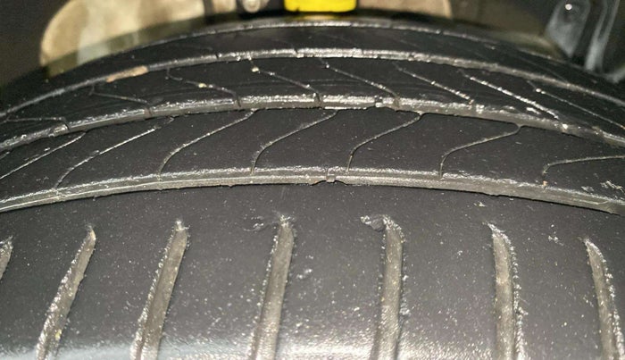 2017 Ford Ecosport TITANIUM 1.5L DIESEL, Diesel, Manual, 1,31,973 km, Right Front Tyre Tread