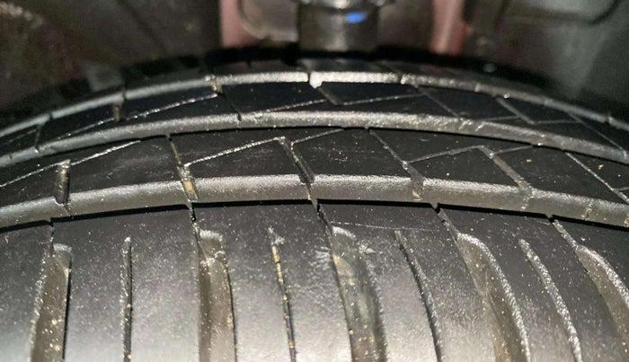 2024 Renault Kwid RXL(O) 1.0L AMT, Petrol, Automatic, 767 km, Right Front Tyre Tread