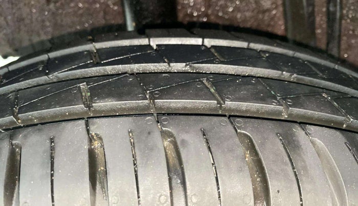 2024 Renault Kwid RXL(O) 1.0L AMT, Petrol, Automatic, 767 km, Right Rear Tyre Tread