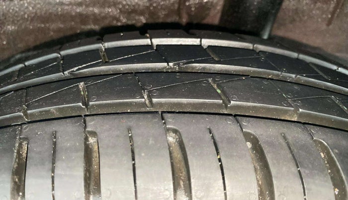 2024 Renault Kwid RXL(O) 1.0L AMT, Petrol, Automatic, 767 km, Left Rear Tyre Tread