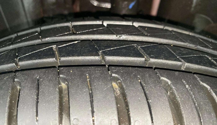 2024 Renault Kwid RXL(O) 1.0L AMT, Petrol, Automatic, 767 km, Left Front Tyre Tread