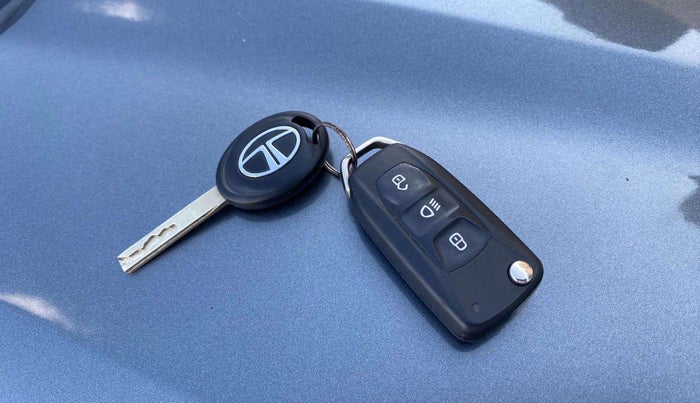 2022 Tata NEXON XM SUNROOF PETROL, Petrol, Manual, 17,925 km, Key Close Up