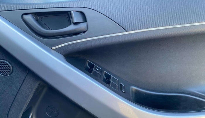 2022 Tata NEXON XM SUNROOF PETROL, Petrol, Manual, 17,925 km, Driver Side Door Panels Control