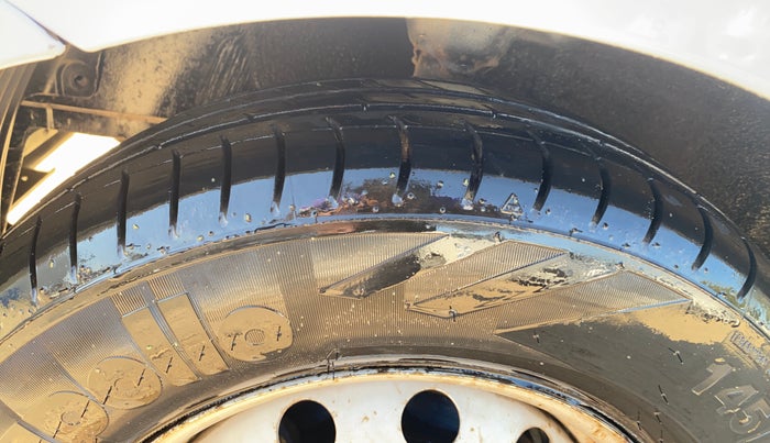 2017 Hyundai Eon ERA +, CNG, Manual, 1,10,540 km, Left Front Tyre Tread