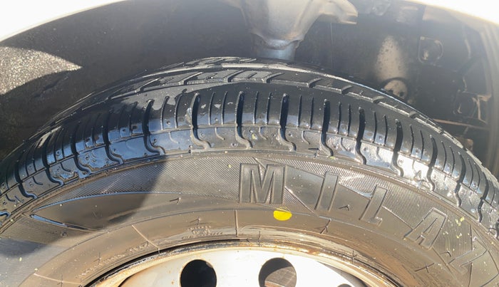 2017 Hyundai Eon ERA +, CNG, Manual, 1,10,540 km, Right Front Tyre Tread