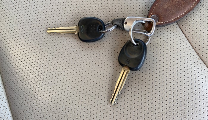 2017 Hyundai Eon ERA +, CNG, Manual, 1,10,540 km, Key Close Up