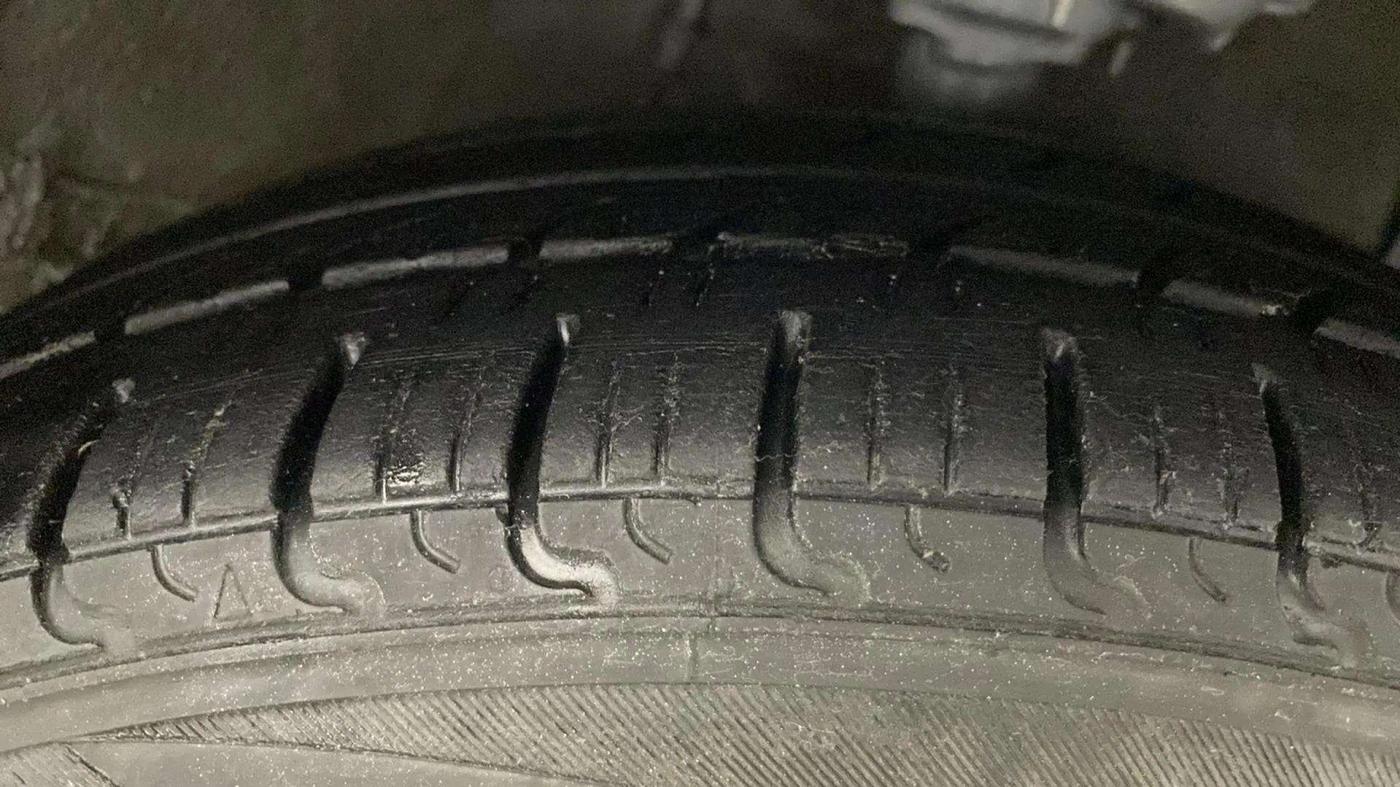 2014 Hyundai Xcent S (O) 1.2, Petrol, Manual, 1,36,198 km, Right Front Tyre Tread