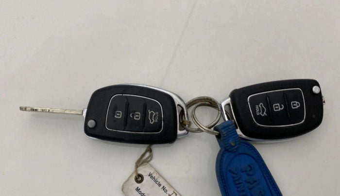 2014 Hyundai Xcent S (O) 1.2, Petrol, Manual, 1,36,472 km, Key Close Up