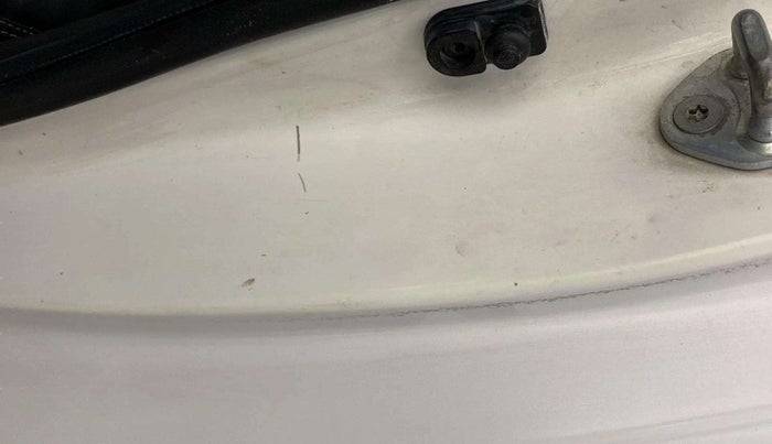 2014 Hyundai Xcent S (O) 1.2, Petrol, Manual, 1,36,472 km, Left C pillar - Paint is slightly faded