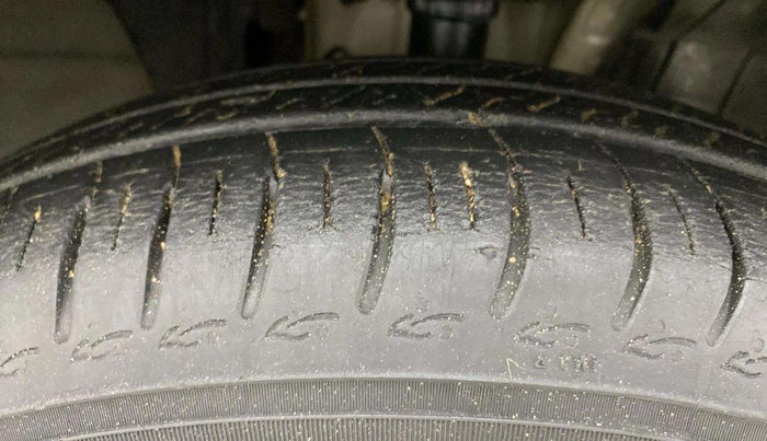 2019 Renault TRIBER RXZ, Petrol, Manual, 24,273 km, Right Front Tyre Tread
